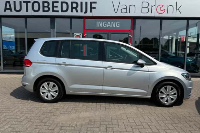 Volkswagen Touran (2017) thumbnail 4