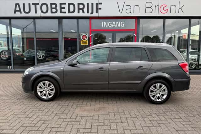 Opel Astra (2009) thumbnail 1