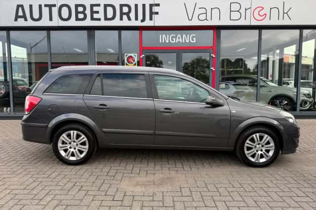 Opel Astra (2009) thumbnail 3