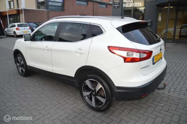 Nissan Qashqai (2015) thumbnail 4