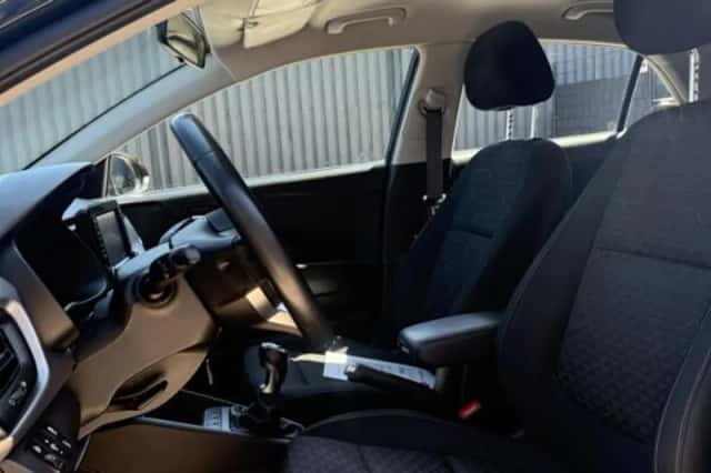 Kia Rio (2018) thumbnail 9