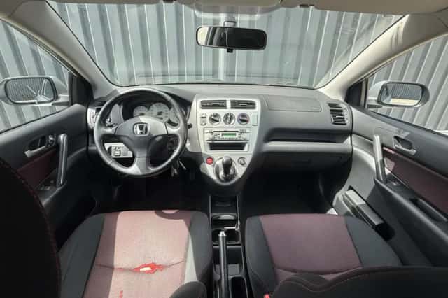 Honda Civic (2004) thumbnail 3