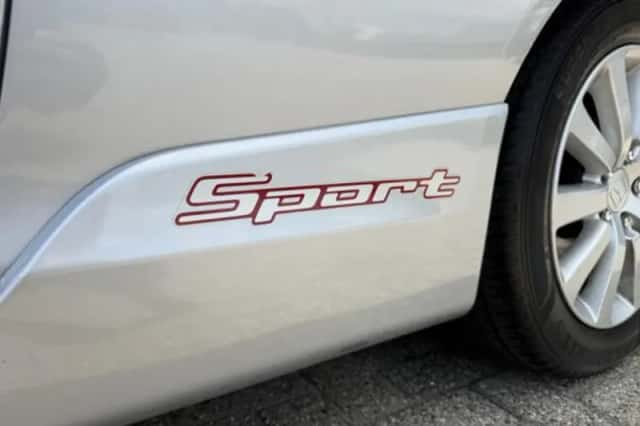 Honda Civic (2004) thumbnail 5