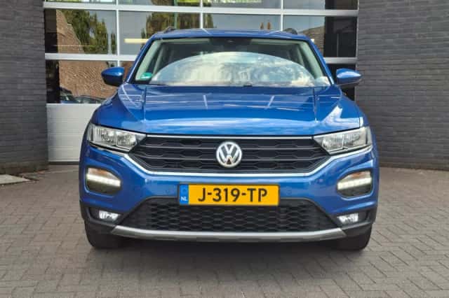 Volkswagen T-Roc (2018) thumbnail 3