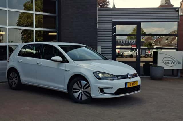 Volkswagen e-Golf (2016) thumbnail 1