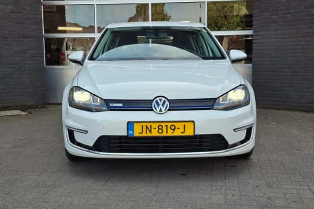 Volkswagen e-Golf (2016) thumbnail 3