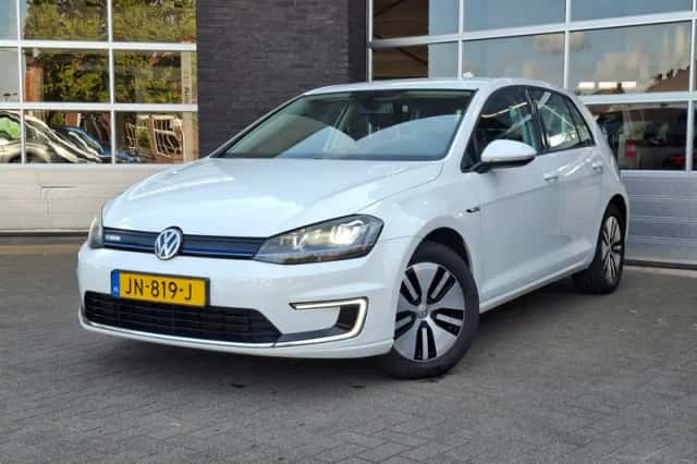 Volkswagen e-Golf (2016) thumbnail 4
