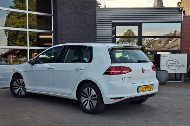 Volkswagen e-Golf (2016) thumbnail 5