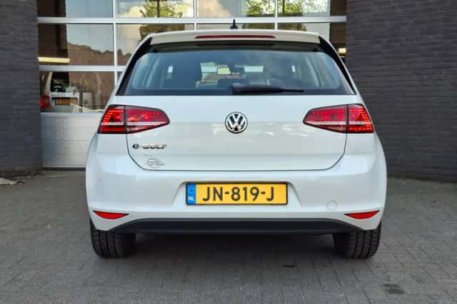 Volkswagen e-Golf (2016) thumbnail 6