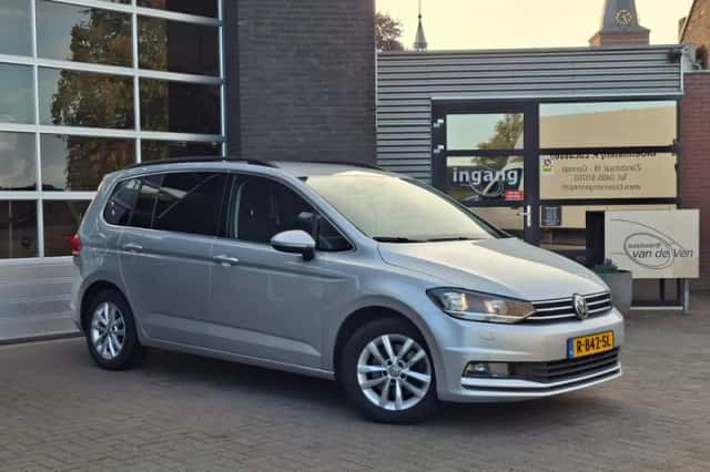 Volkswagen Touran (2017) thumbnail 1