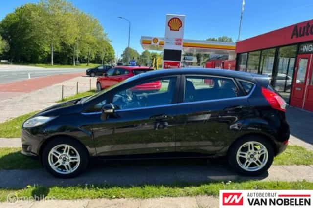 Ford Fiesta (2013) thumbnail 2