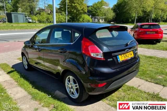 Ford Fiesta (2013) thumbnail 3