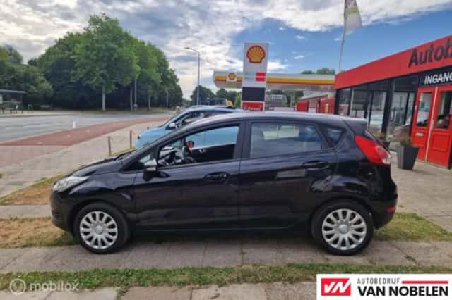 Ford Fiesta (2016) thumbnail 3