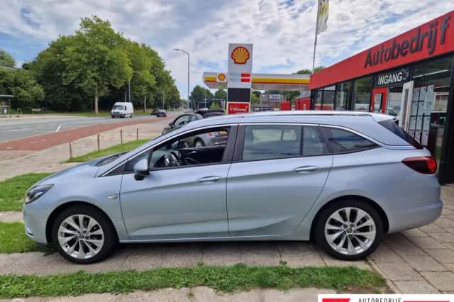 Opel Astra Sports Tourer (2016) thumbnail 2
