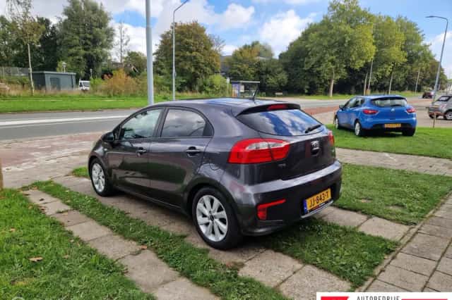 Kia Rio (2016) thumbnail 3