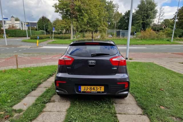 Kia Rio (2016) thumbnail 4