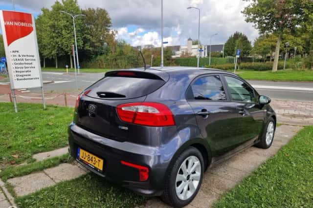 Kia Rio (2016) thumbnail 5