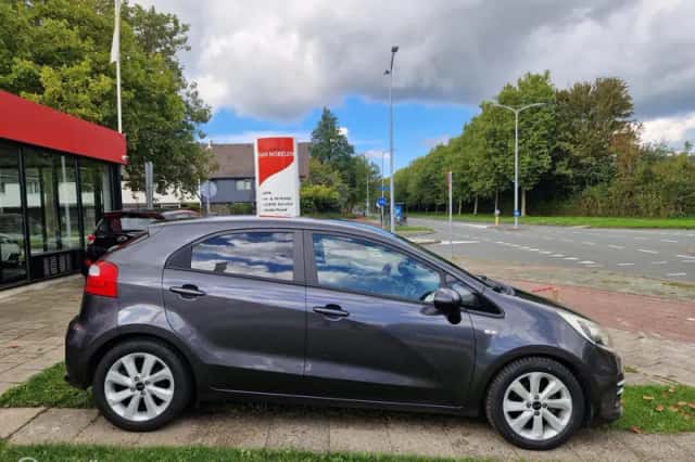 Kia Rio (2016) thumbnail 6