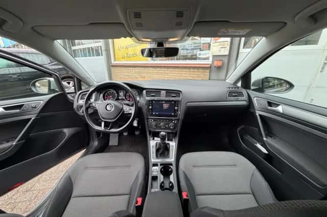 Volkswagen Golf (2019) thumbnail 2