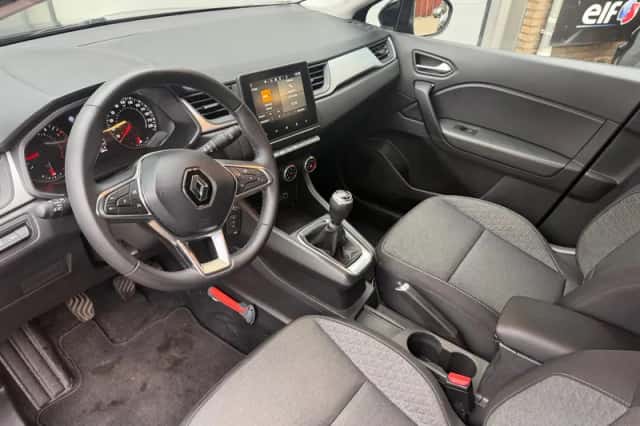 Renault Captur (2023) thumbnail 2