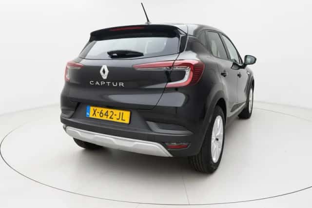 Renault Captur (2023) thumbnail 3
