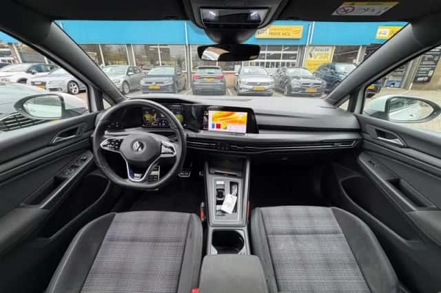 Volkswagen Golf (2021) thumbnail 2