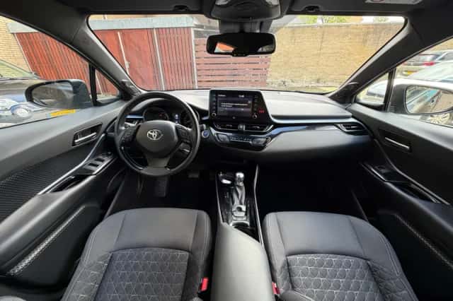 Toyota C-HR (2020) thumbnail 2