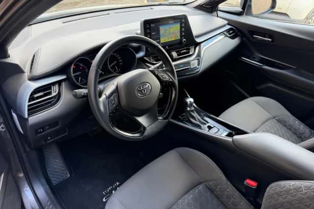Toyota C-HR (2020) thumbnail 4