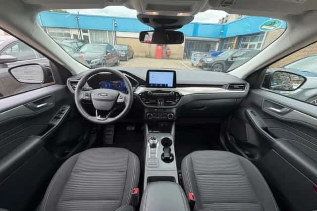 Ford Kuga (2023) thumbnail 2