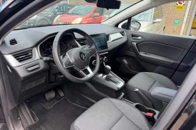 Renault Captur (2022) thumbnail 2