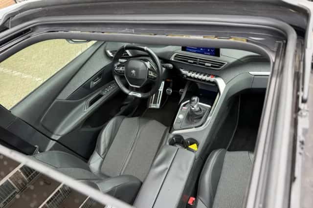 Peugeot 3008 (2017) thumbnail 2
