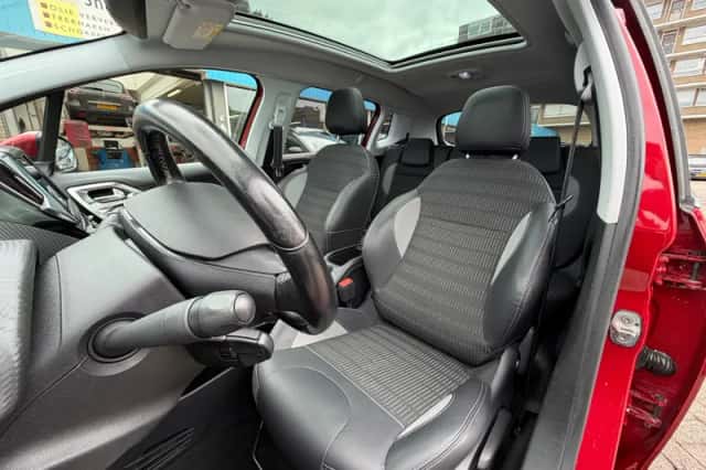 Peugeot 2008 (2019) thumbnail 2