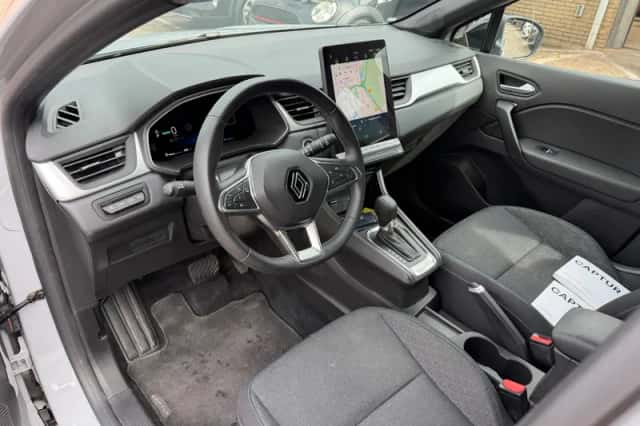 Renault Captur (2025) thumbnail 2