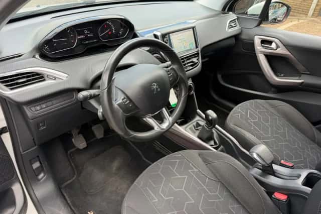 Peugeot 2008 (2016) thumbnail 2