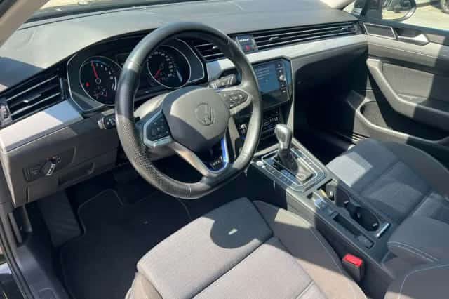 Volkswagen Passat (2022) thumbnail 2