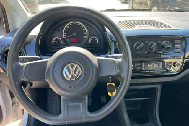 Volkswagen Up! (2016) thumbnail 5