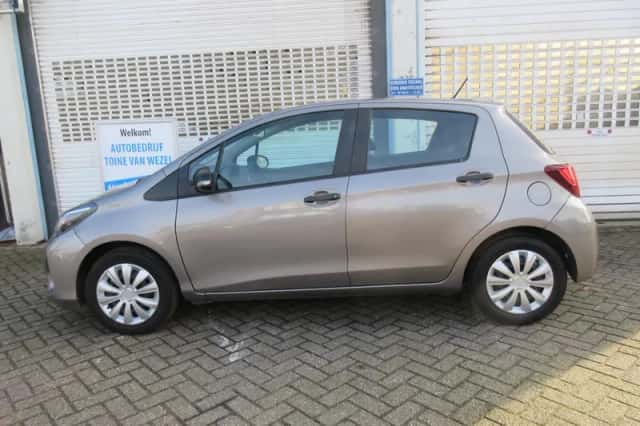 Toyota Yaris (2015) thumbnail 2