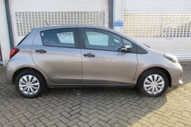 Toyota Yaris (2015) thumbnail 3