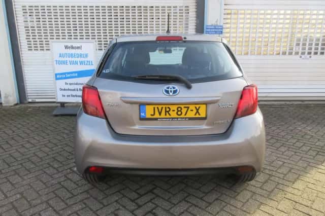 Toyota Yaris (2015) thumbnail 4