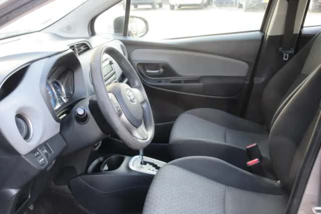 Toyota Yaris (2015) thumbnail 6