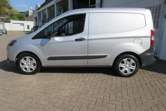 Ford Transit Courier (2022) thumbnail 2