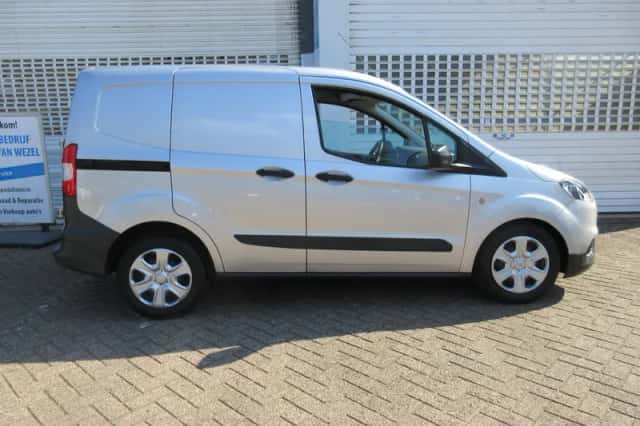 Ford Transit Courier (2022) thumbnail 3