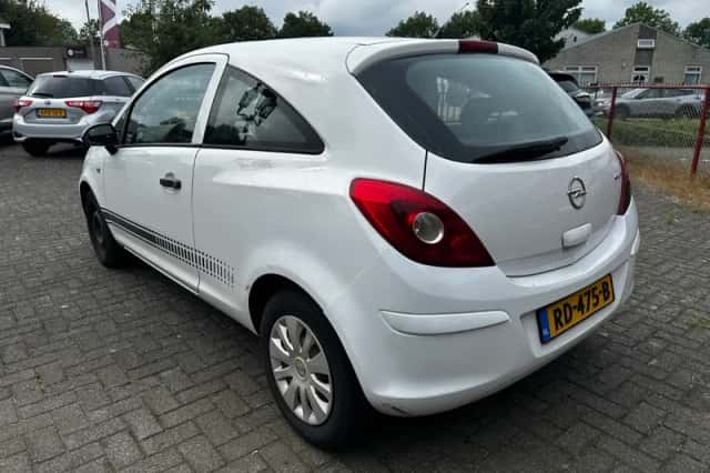 Opel Corsa (2012) thumbnail 3
