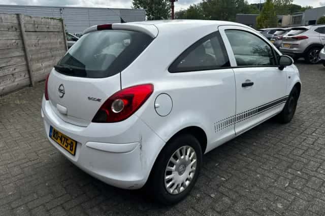 Opel Corsa (2012) thumbnail 4