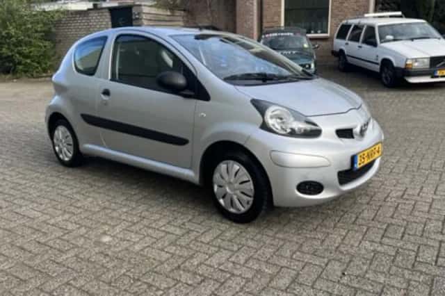 Toyota Aygo (2010) thumbnail 2