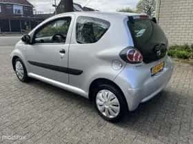 Toyota Aygo (2010) thumbnail 3