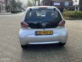 Toyota Aygo (2010) thumbnail 4