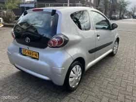 Toyota Aygo (2010) thumbnail 7