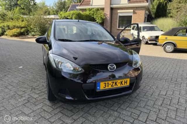 Mazda 2 (2008) thumbnail 2