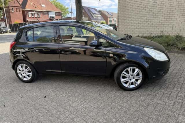 Opel Corsa (2010) thumbnail 3
